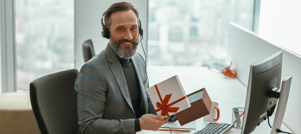 How to Choose Holiday Gifts for Remote Teams: Best Gifting Ideas 10 Holiday gifts for employees